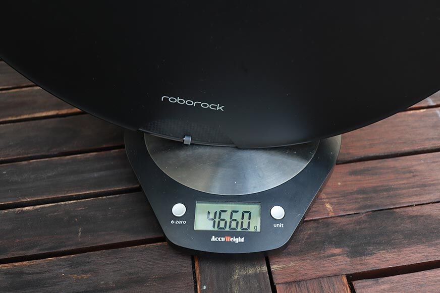 Робот-пылесос Roborock S7 MaxV взвешивается на весах